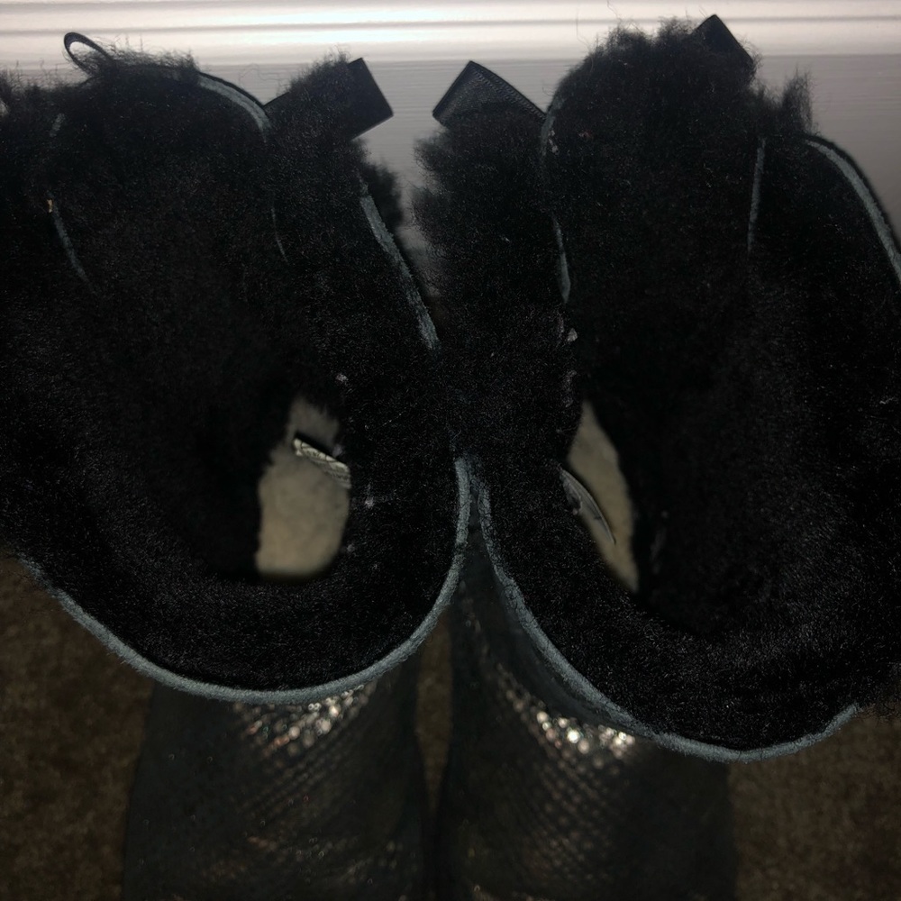 UGGS - Picture 4 of 4